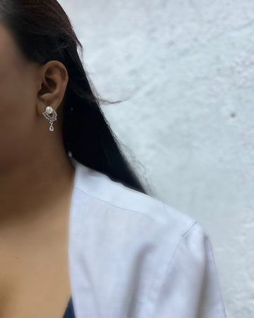 V pearl Ear